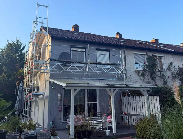 einfamilienhaus mit ein sicheres und stabiles malergerüst in ravensburg errichtet