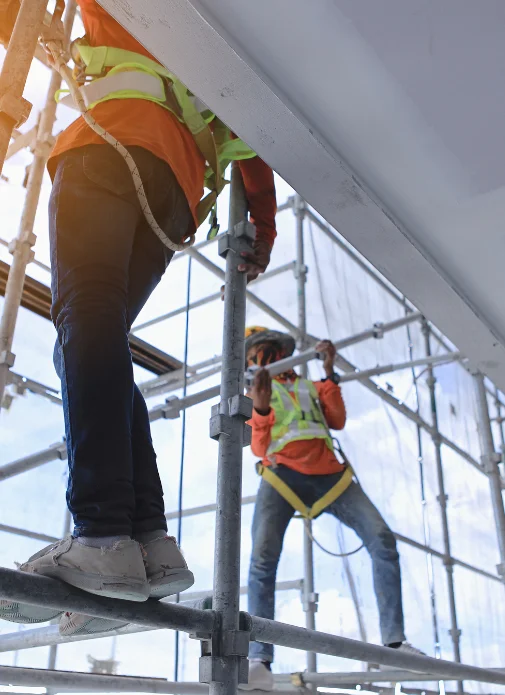 gerüstbauer befestigen beläge und seitenschutz