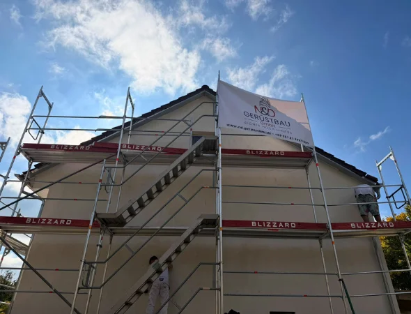 in weingarten wurde für den gipser ein fassadengerüst zur durchführung von putz und malerarbeiten errichtet
