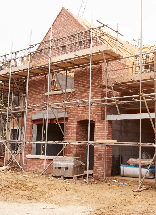 kolonne beim abbau eines baugerüsts nach projektabschluss