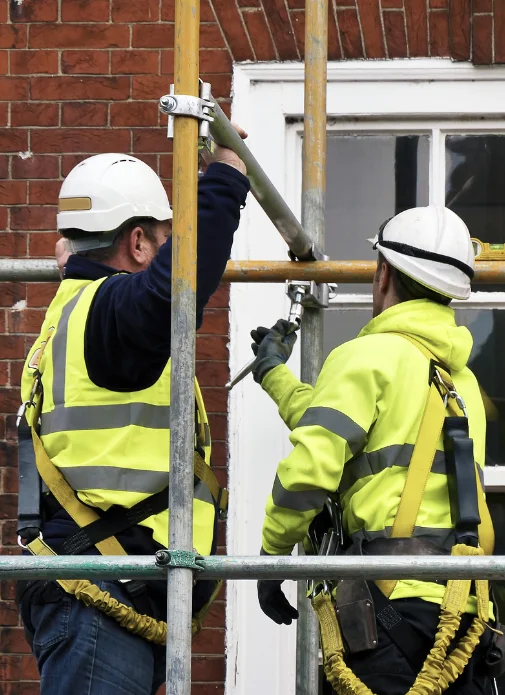 mehrstöckiges fassadengerüst für sanierung eines altbaus